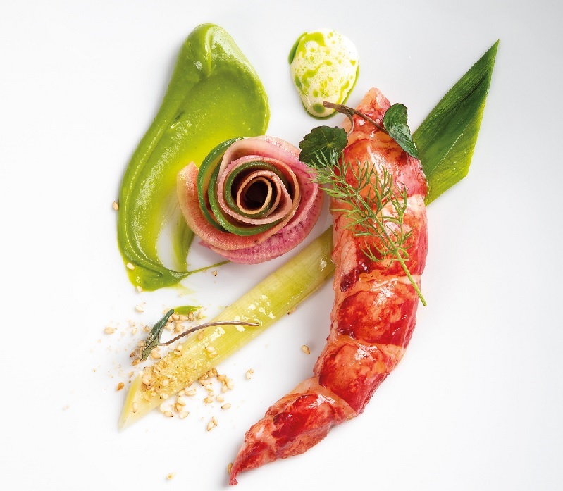 Homard laqué émulsion miso, fleur de radis, sauce féroce (Ricardo Silva)