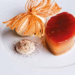 Le gâteau de pommes tiède façon Tatin, jus de coing d’Alsace et glace à la vanille de Tahiti